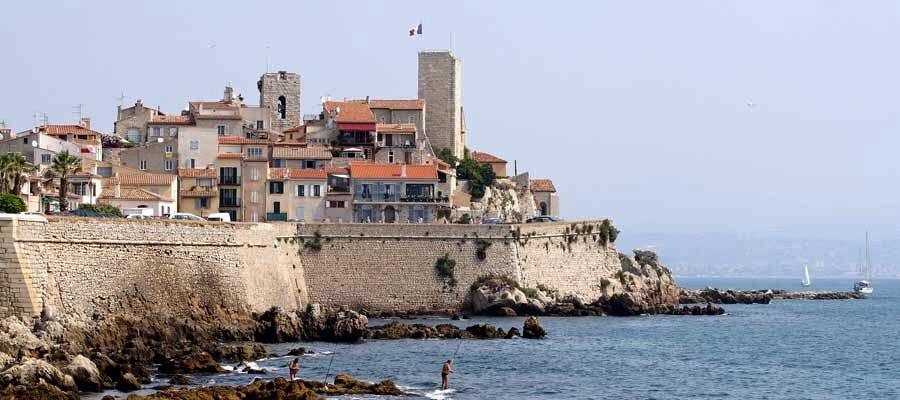 Shows the coastal French twon of Antibes perched on the edge of the ocean.